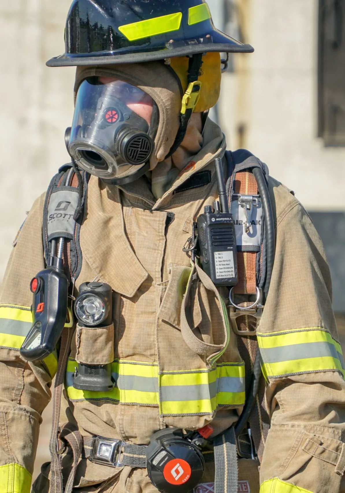 firefighter with mask on NYC firefighter with mask on to protect against toxic fumes